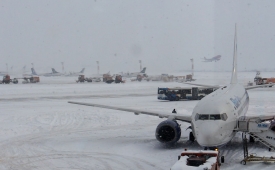 Operaţiuni deszăpezire la Aeroportul Henri Coandă